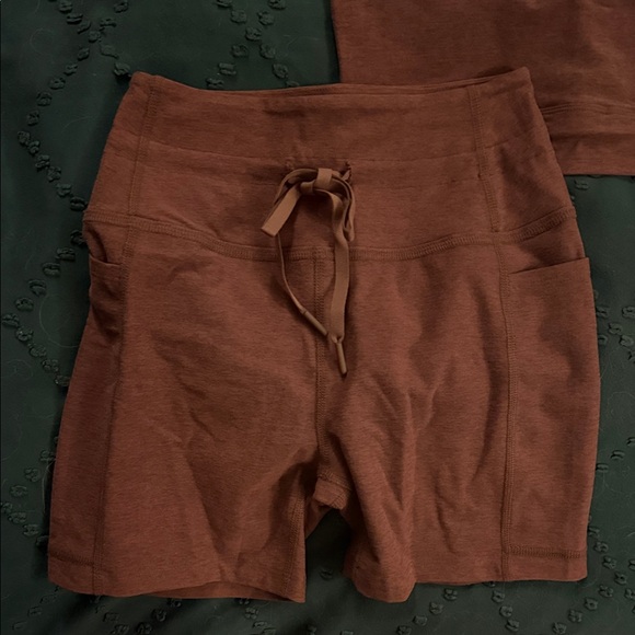 Beyond Yoga Brown Sports Bra and Shorts Set - Picture 2 of 3